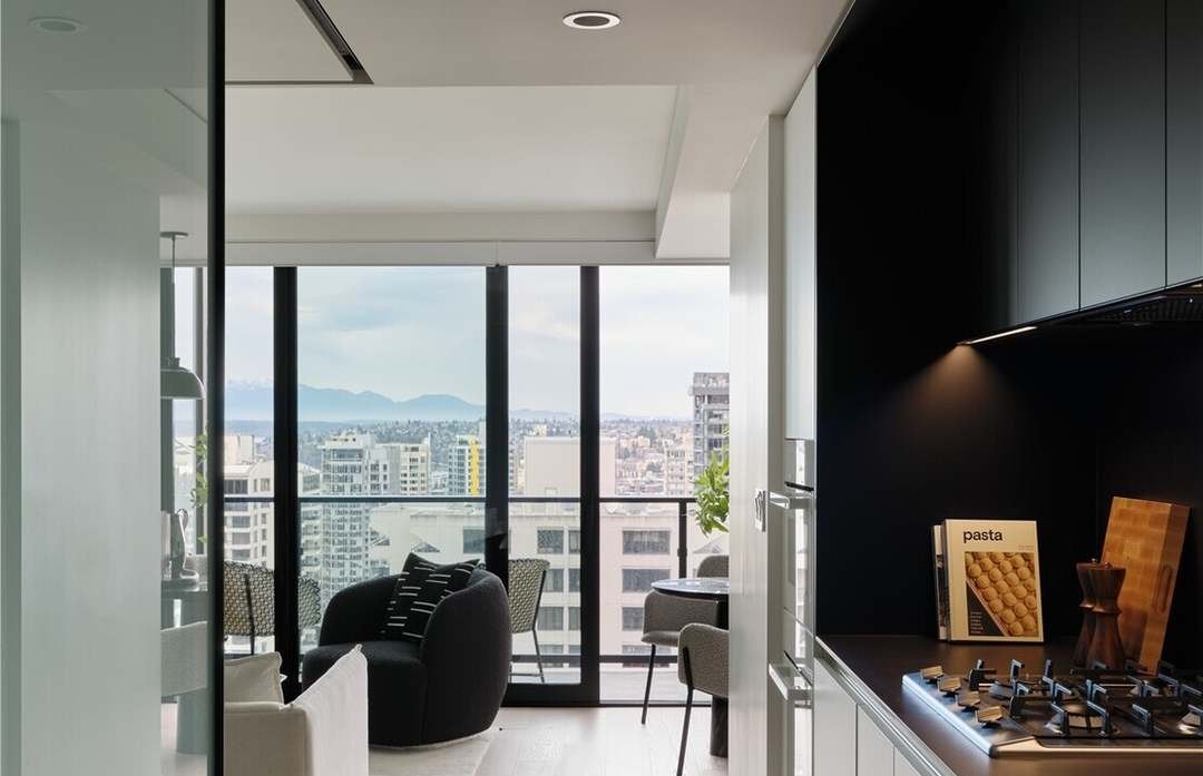 Kitchen and dining table facing the corner glass, Residence 2911